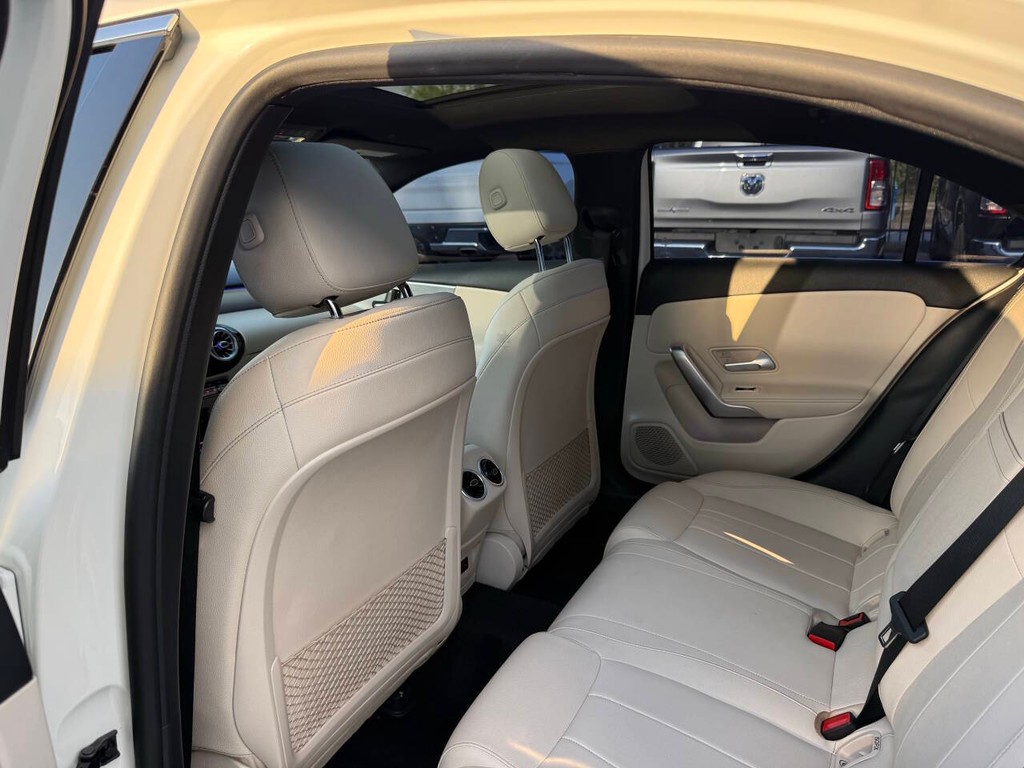 Mercedes-Benz A-Class Vehicle Full-screen Gallery Image 12