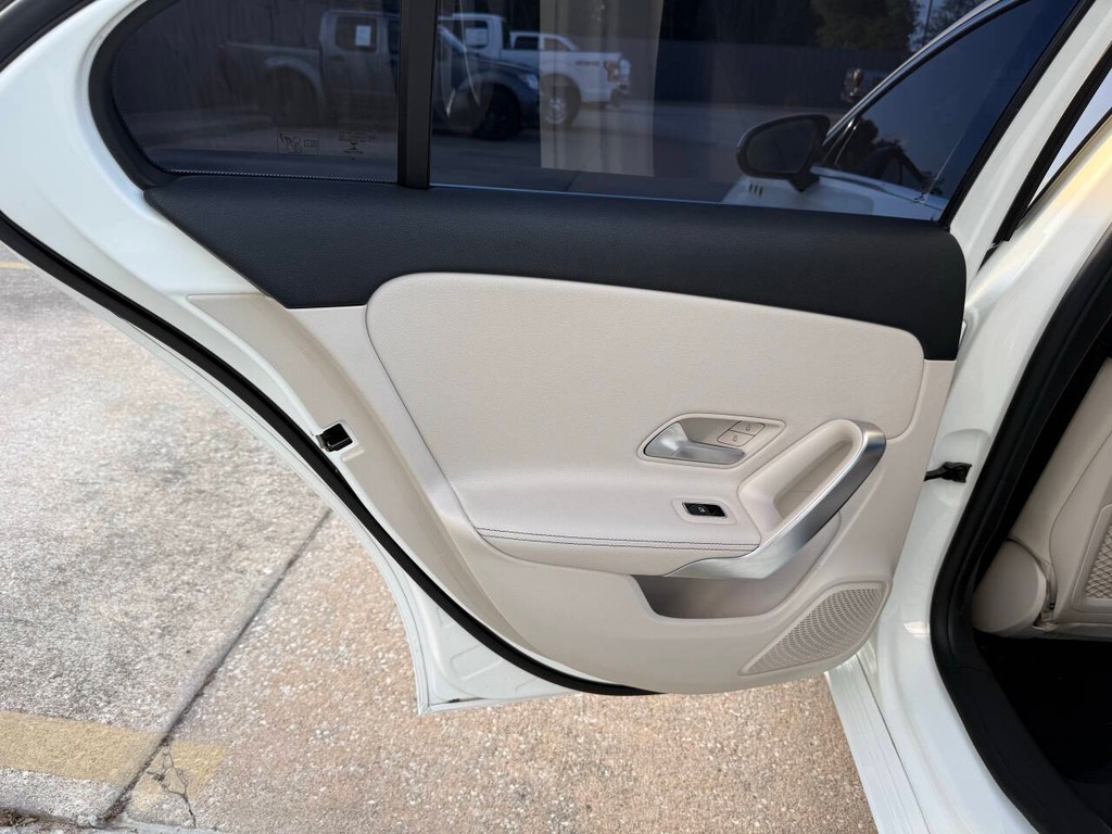 Mercedes-Benz A-Class Vehicle Full-screen Gallery Image 14