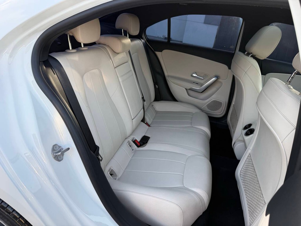 Mercedes-Benz A-Class Vehicle Full-screen Gallery Image 15