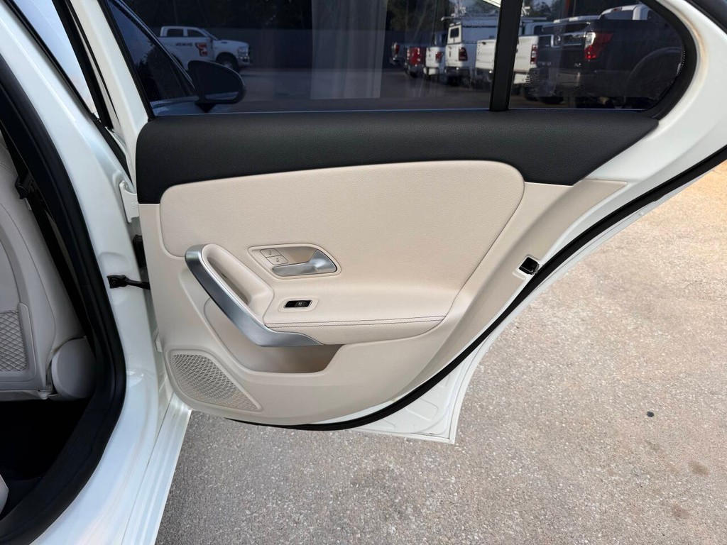 Mercedes-Benz A-Class Vehicle Full-screen Gallery Image 16