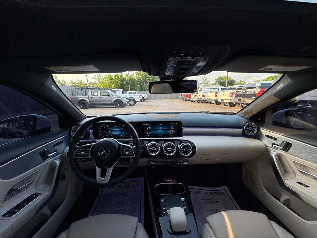 Mercedes-Benz A-Class Vehicle Full-screen Gallery Image 18