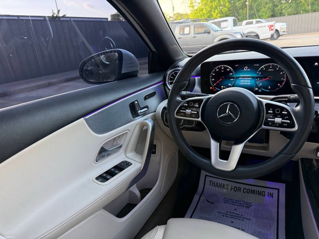 Mercedes-Benz A-Class Vehicle Full-screen Gallery Image 19