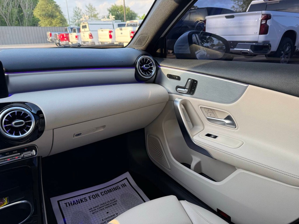 Mercedes-Benz A-Class Vehicle Full-screen Gallery Image 20