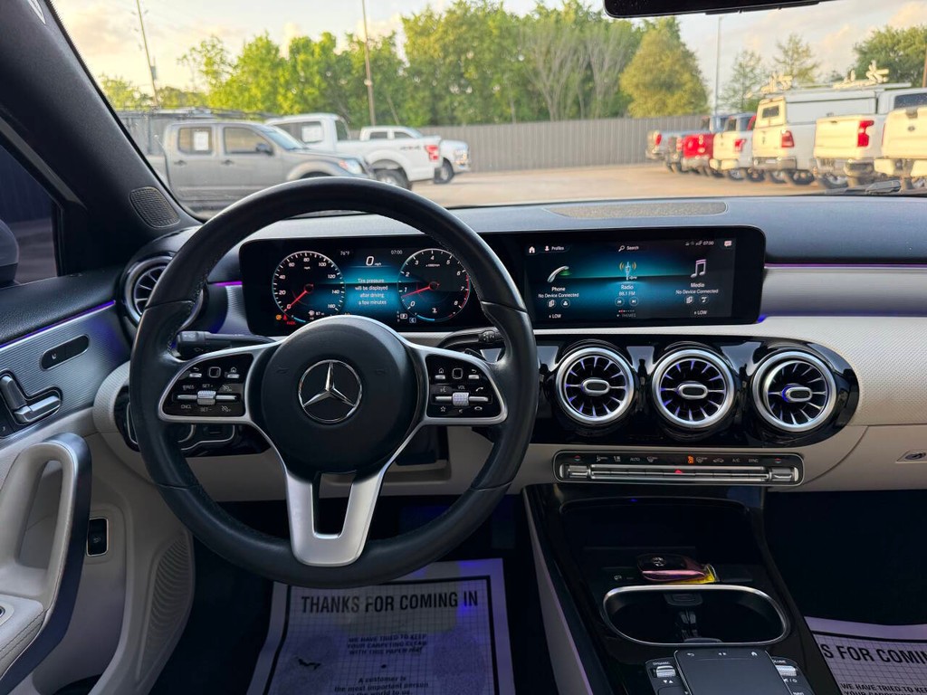 Mercedes-Benz A-Class Vehicle Full-screen Gallery Image 21