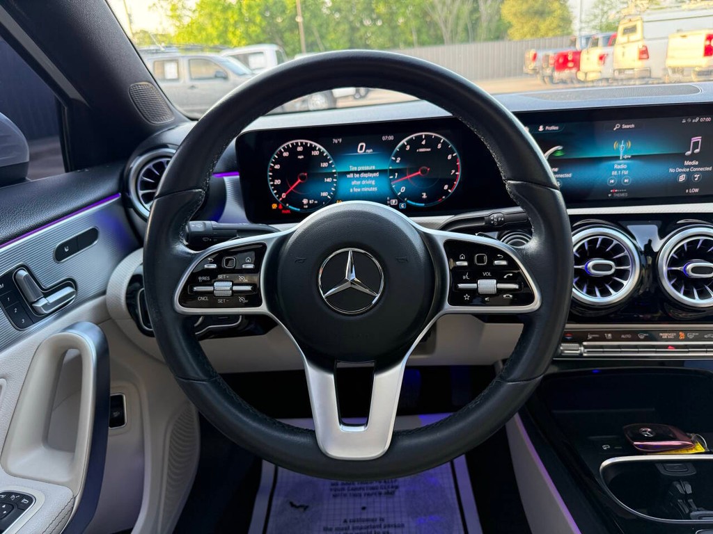 Mercedes-Benz A-Class Vehicle Full-screen Gallery Image 22