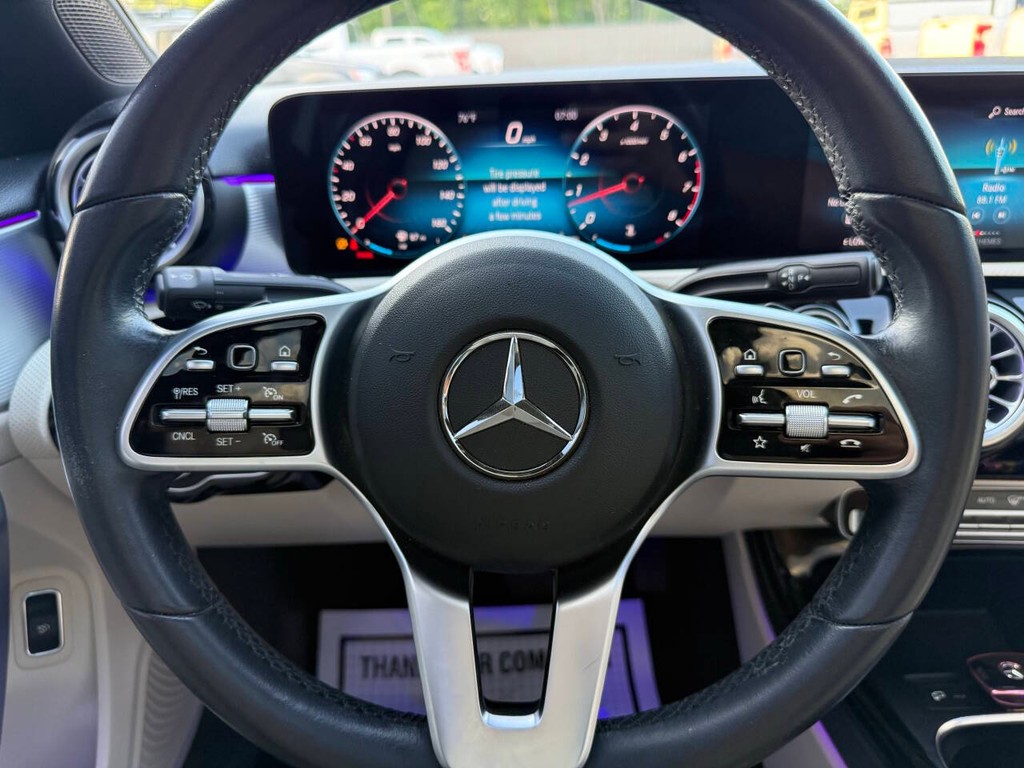 Mercedes-Benz A-Class Vehicle Full-screen Gallery Image 23