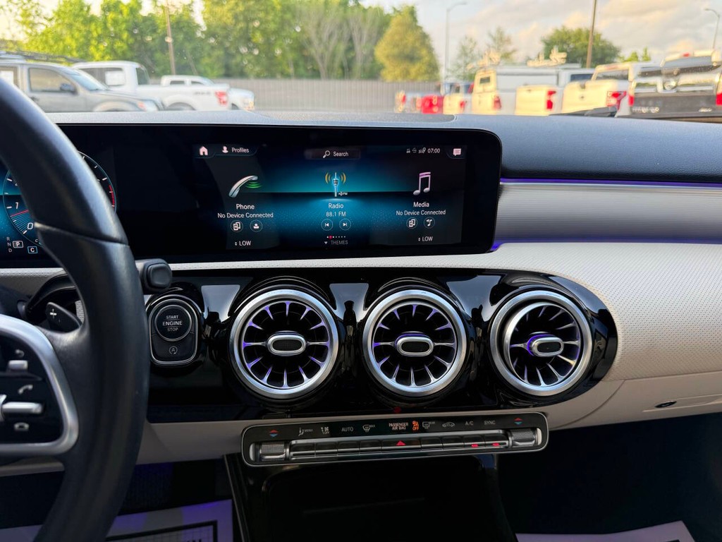 Mercedes-Benz A-Class Vehicle Full-screen Gallery Image 24