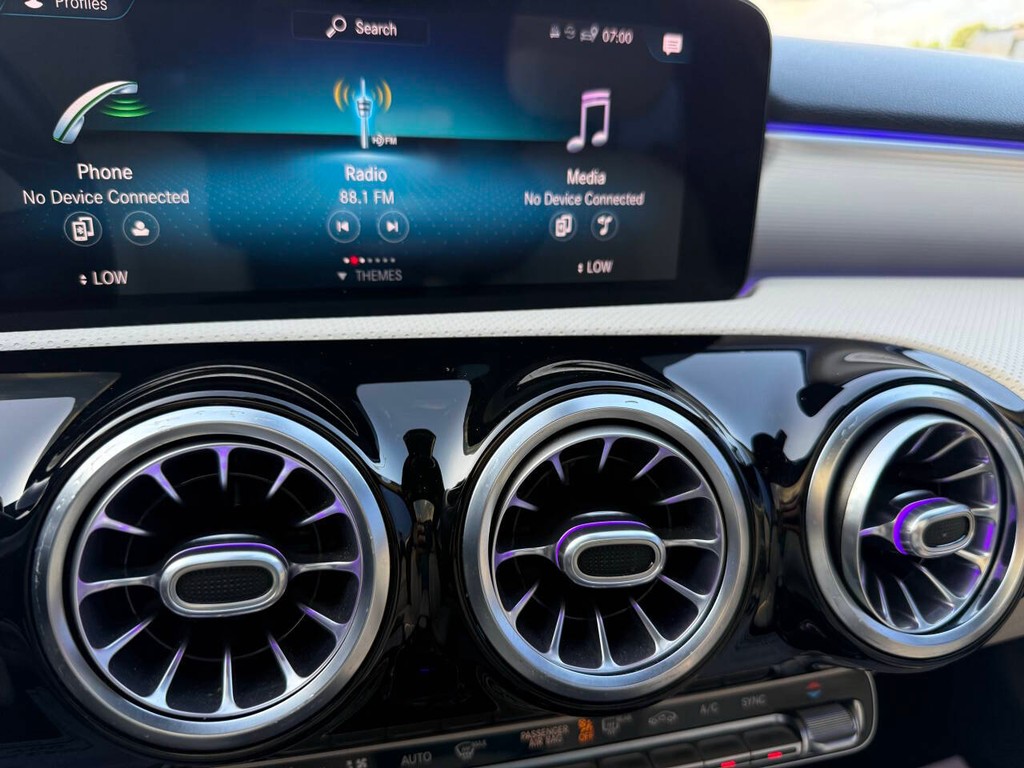 Mercedes-Benz A-Class Vehicle Full-screen Gallery Image 27