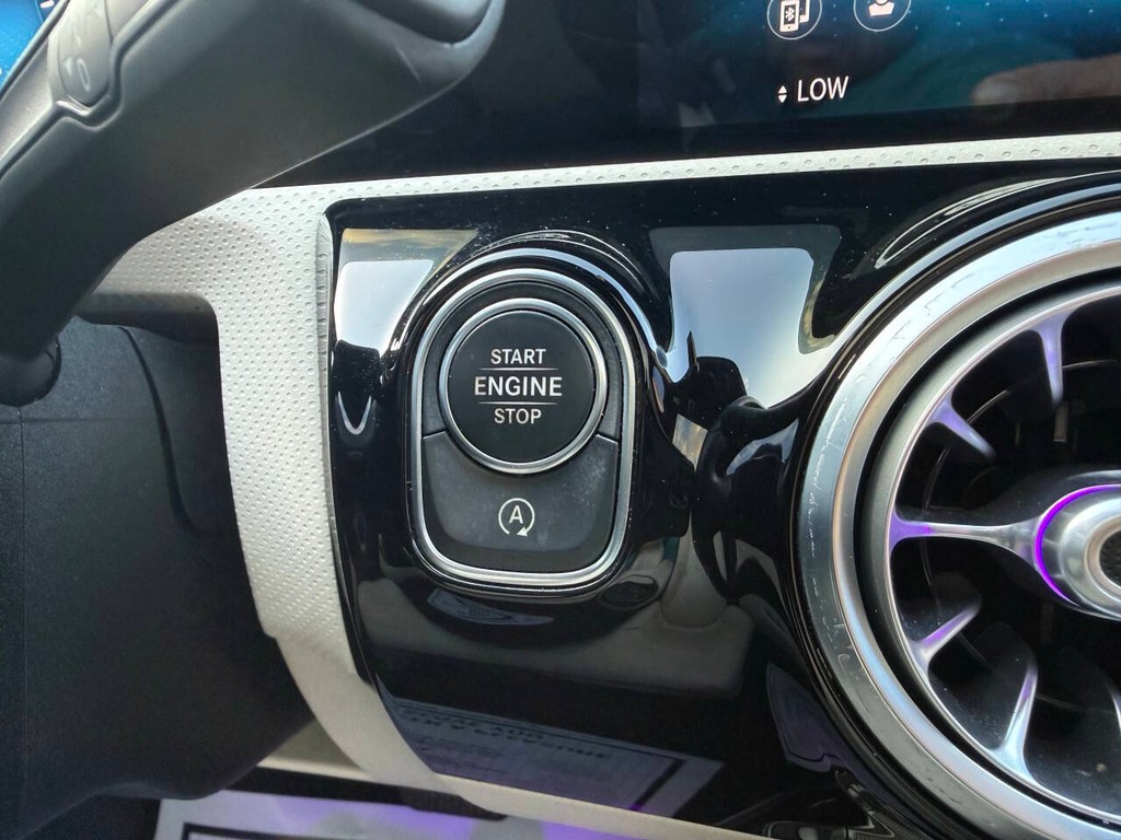 Mercedes-Benz A-Class Vehicle Full-screen Gallery Image 29