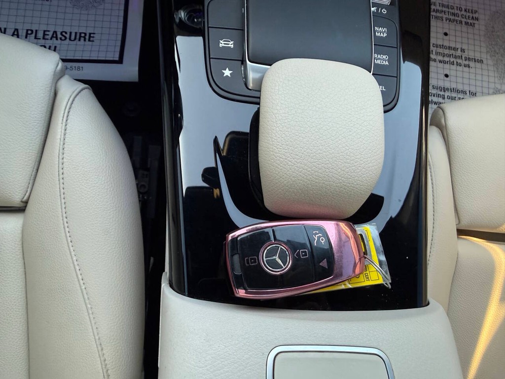 Mercedes-Benz A-Class Vehicle Full-screen Gallery Image 32