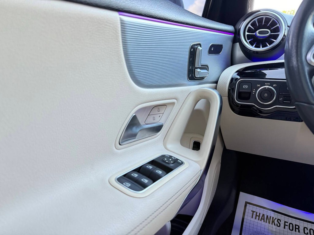 Mercedes-Benz A-Class Vehicle Full-screen Gallery Image 33