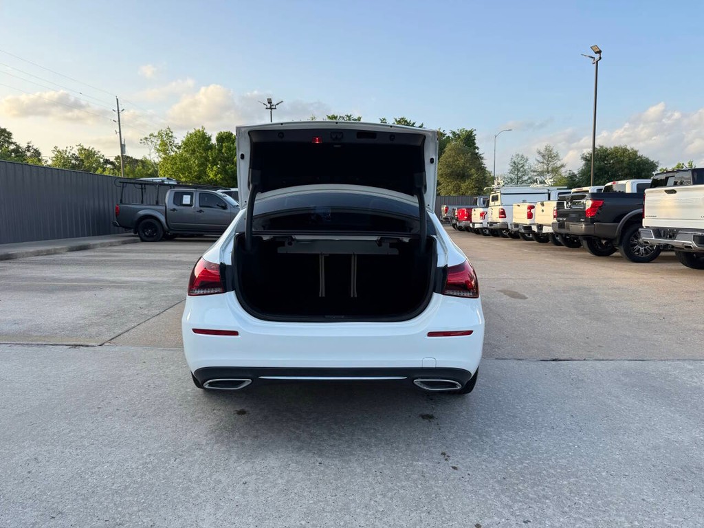 Mercedes-Benz A-Class Vehicle Full-screen Gallery Image 40