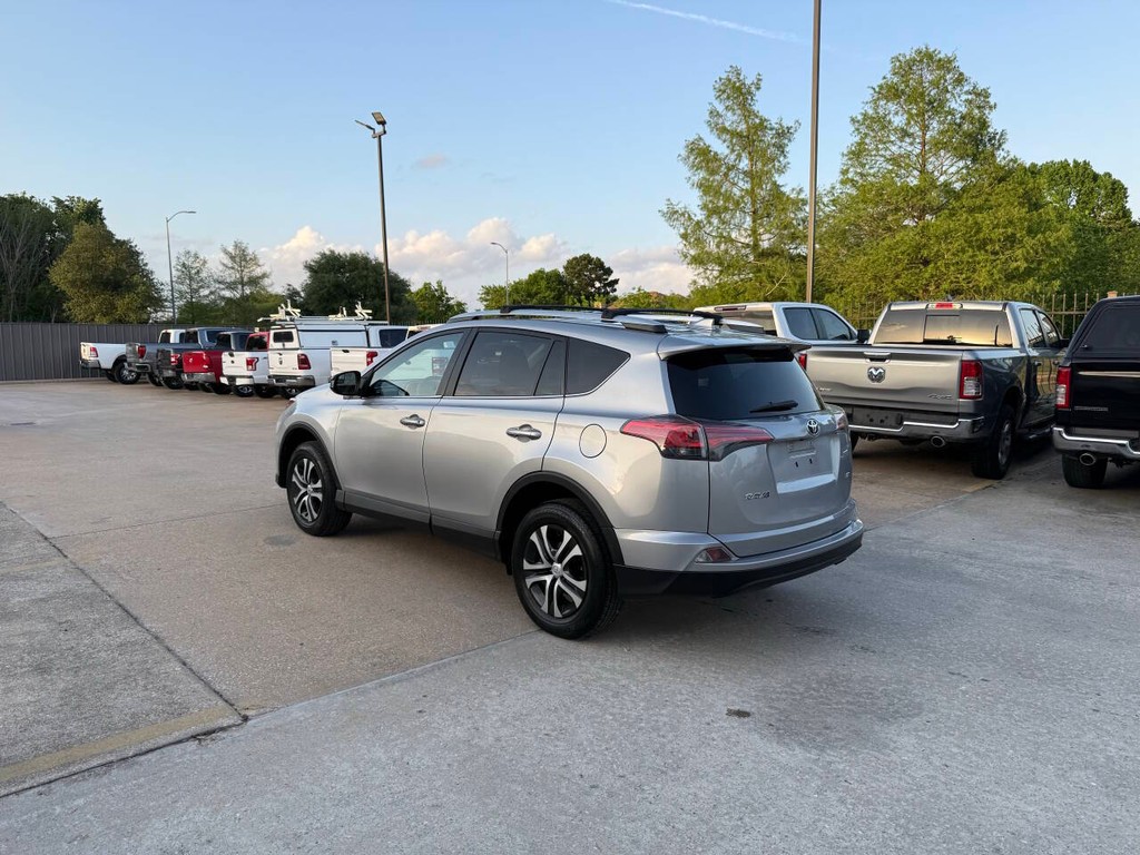 Toyota RAV4 Vehicle Full-screen Gallery Image 04