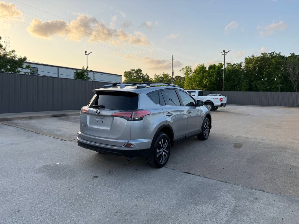 Toyota RAV4 Vehicle Full-screen Gallery Image 05