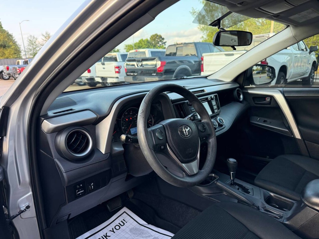 Toyota RAV4 Vehicle Full-screen Gallery Image 06