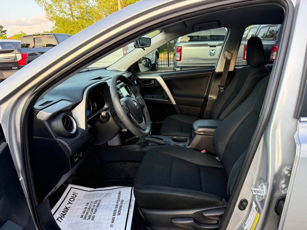 Toyota RAV4 Vehicle Full-screen Gallery Image 07