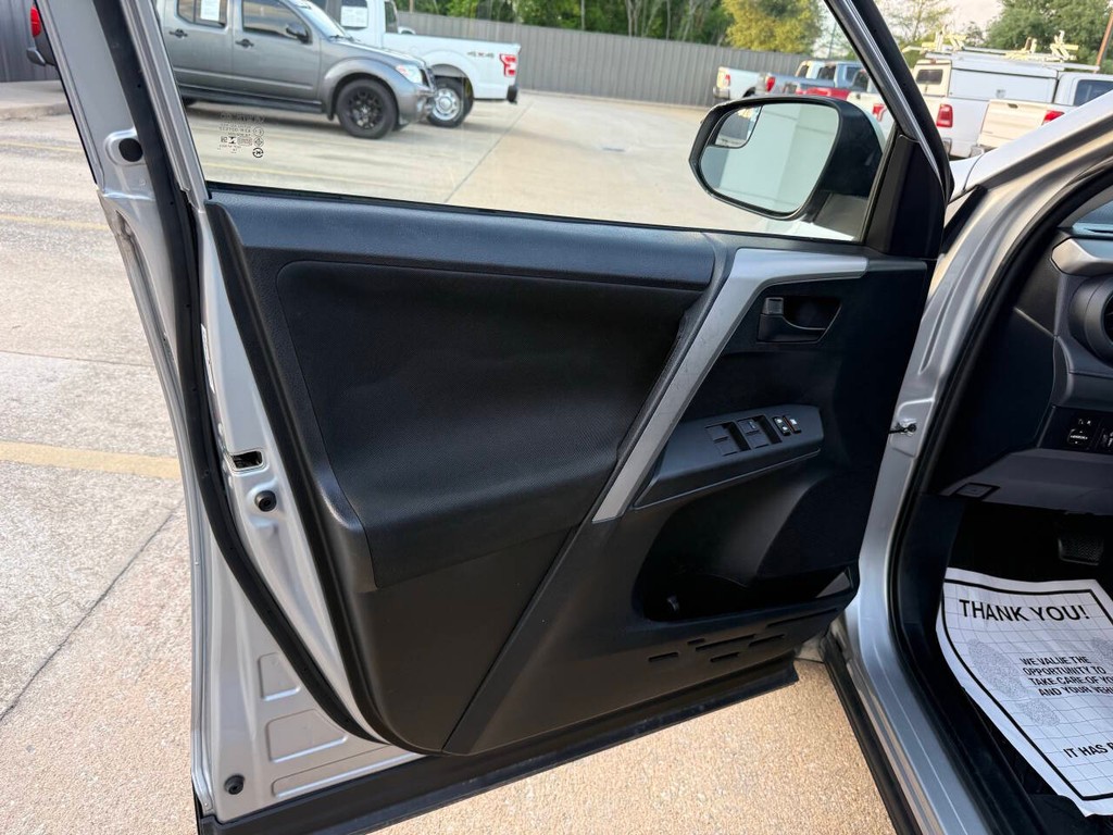 Toyota RAV4 Vehicle Full-screen Gallery Image 08