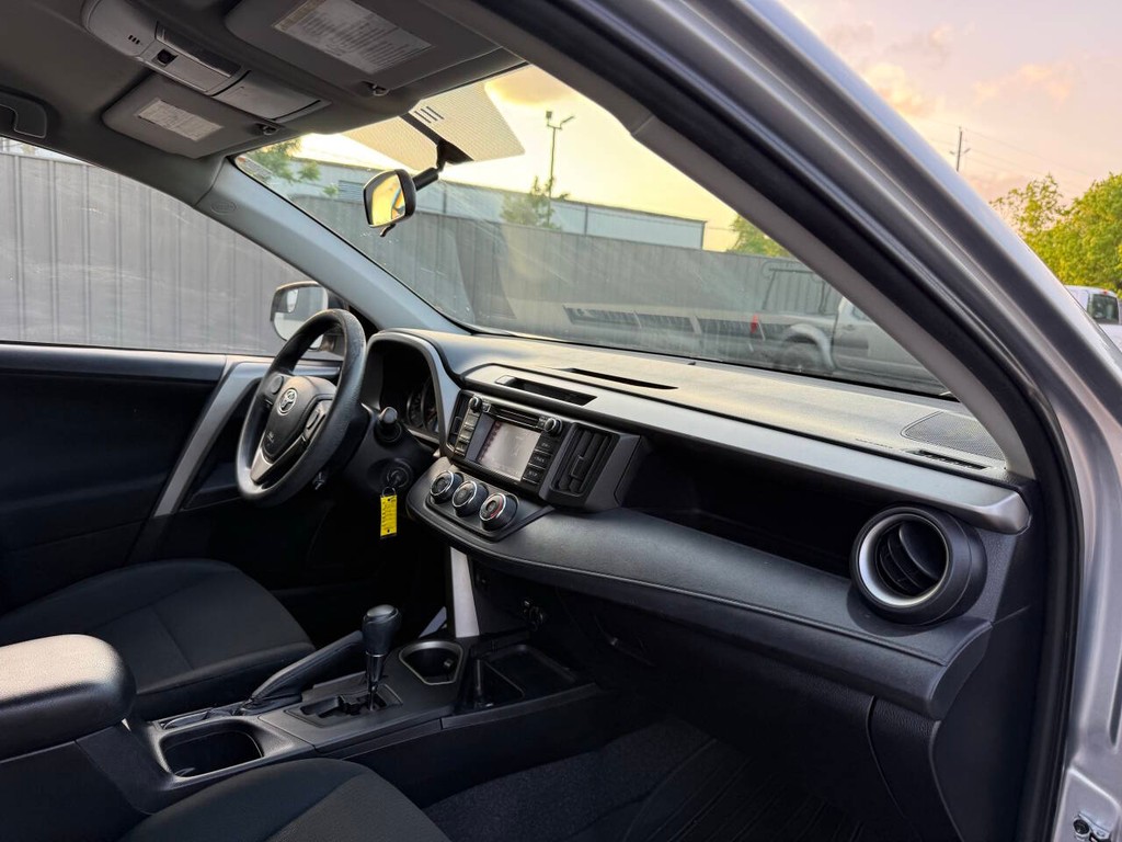 Toyota RAV4 Vehicle Full-screen Gallery Image 09