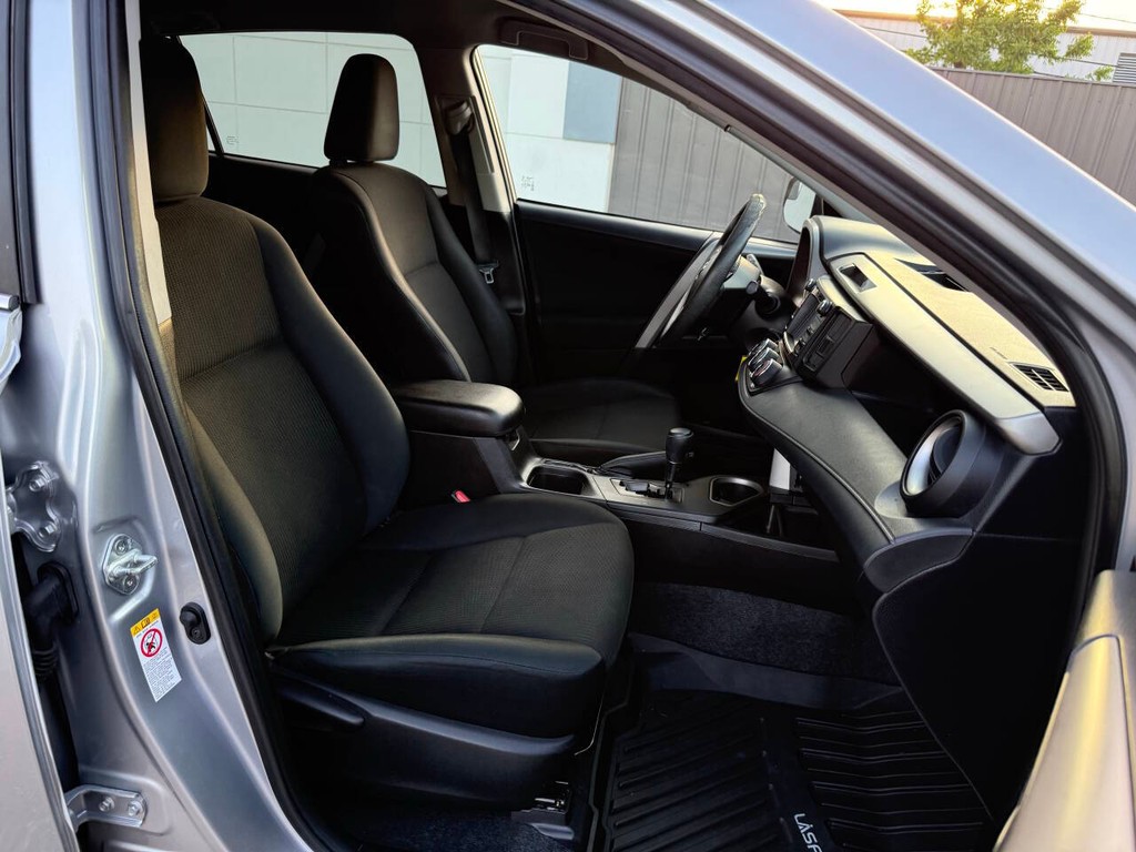 Toyota RAV4 Vehicle Full-screen Gallery Image 10