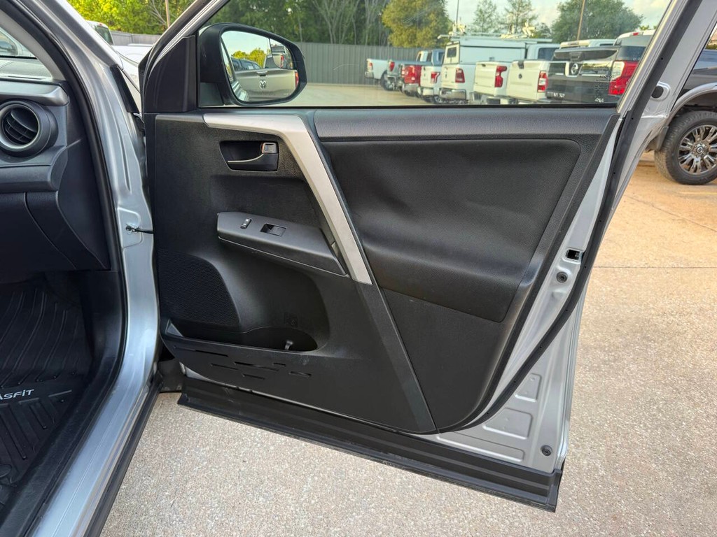 Toyota RAV4 Vehicle Full-screen Gallery Image 11