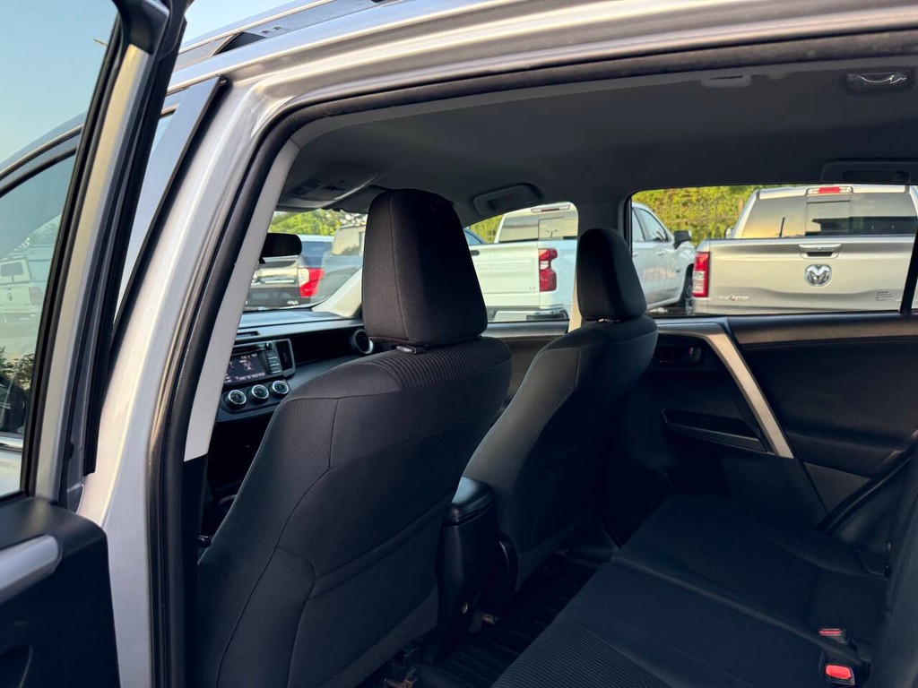 Toyota RAV4 Vehicle Full-screen Gallery Image 12