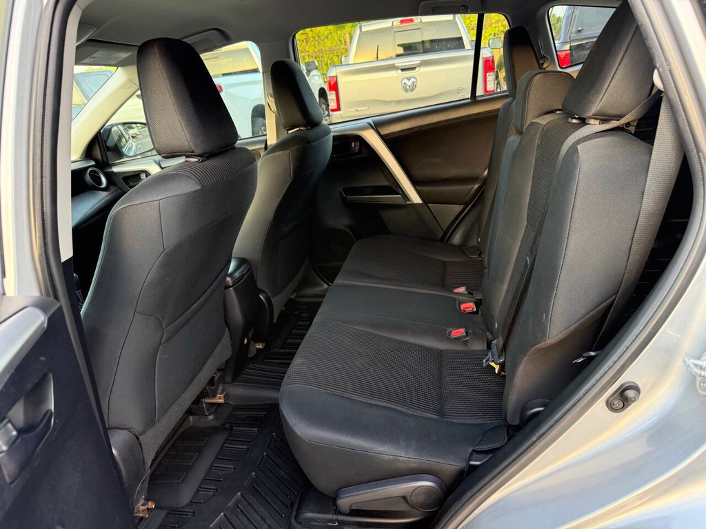 Toyota RAV4 Vehicle Full-screen Gallery Image 13