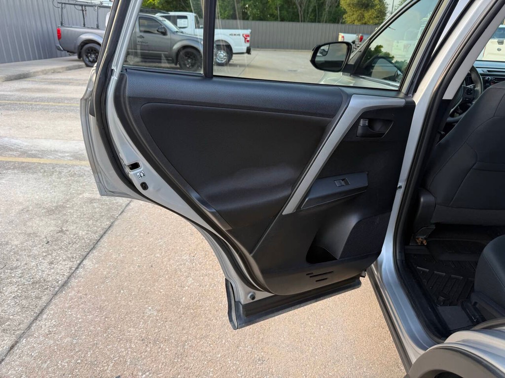 Toyota RAV4 Vehicle Full-screen Gallery Image 14