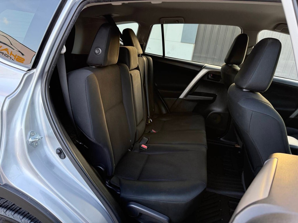 Toyota RAV4 Vehicle Full-screen Gallery Image 15