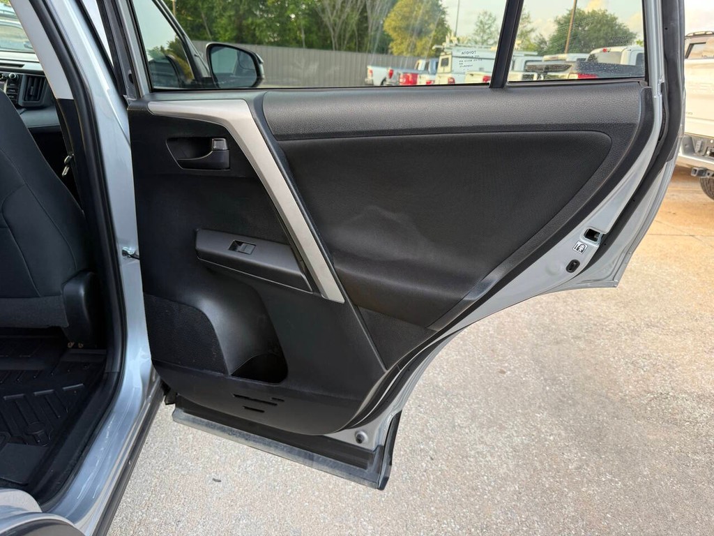 Toyota RAV4 Vehicle Full-screen Gallery Image 16