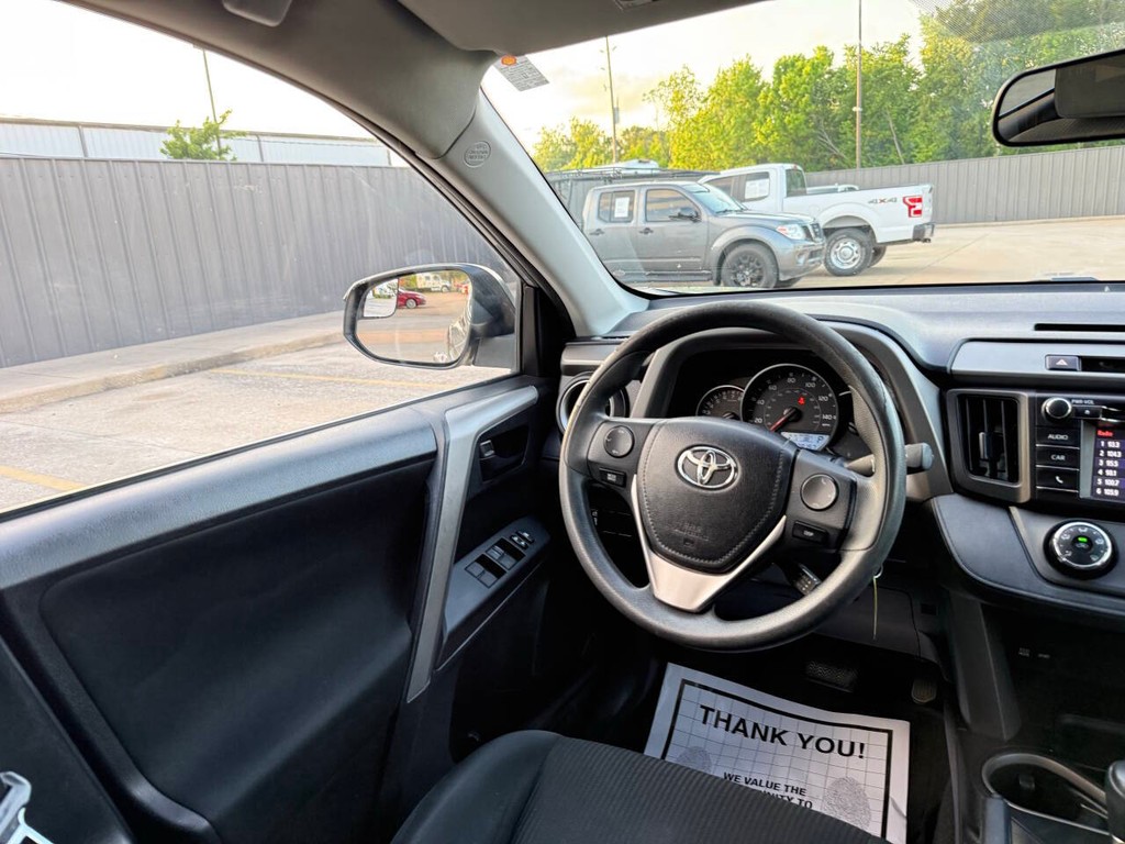 Toyota RAV4 Vehicle Full-screen Gallery Image 19