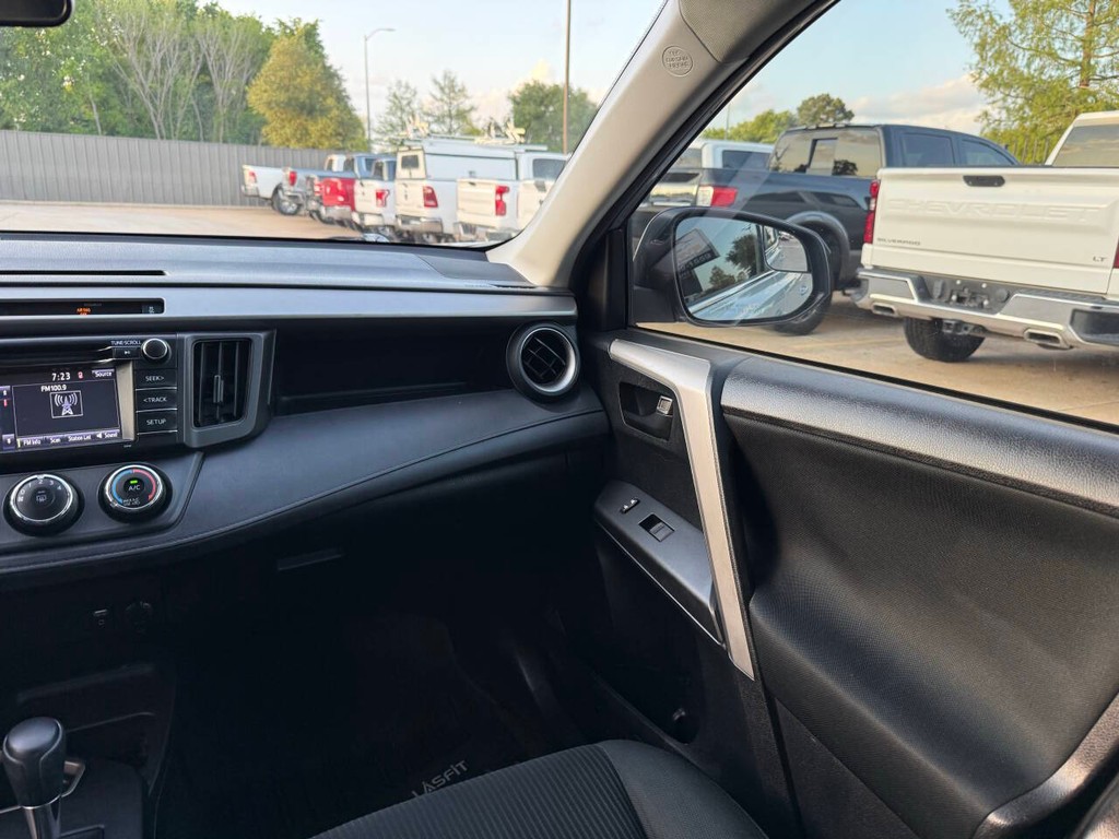 Toyota RAV4 Vehicle Full-screen Gallery Image 20