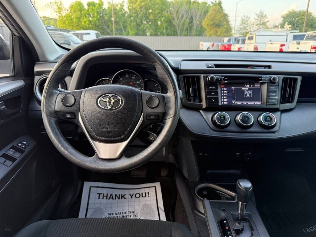 Toyota RAV4 Vehicle Full-screen Gallery Image 21