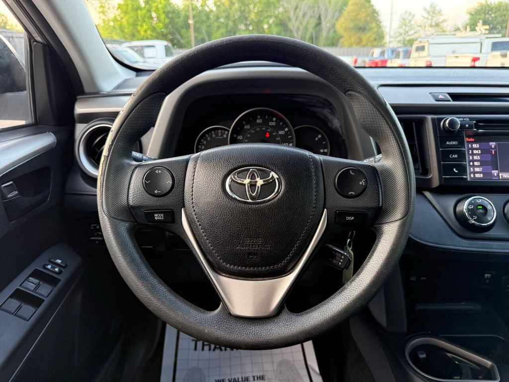 Toyota RAV4 Vehicle Full-screen Gallery Image 22
