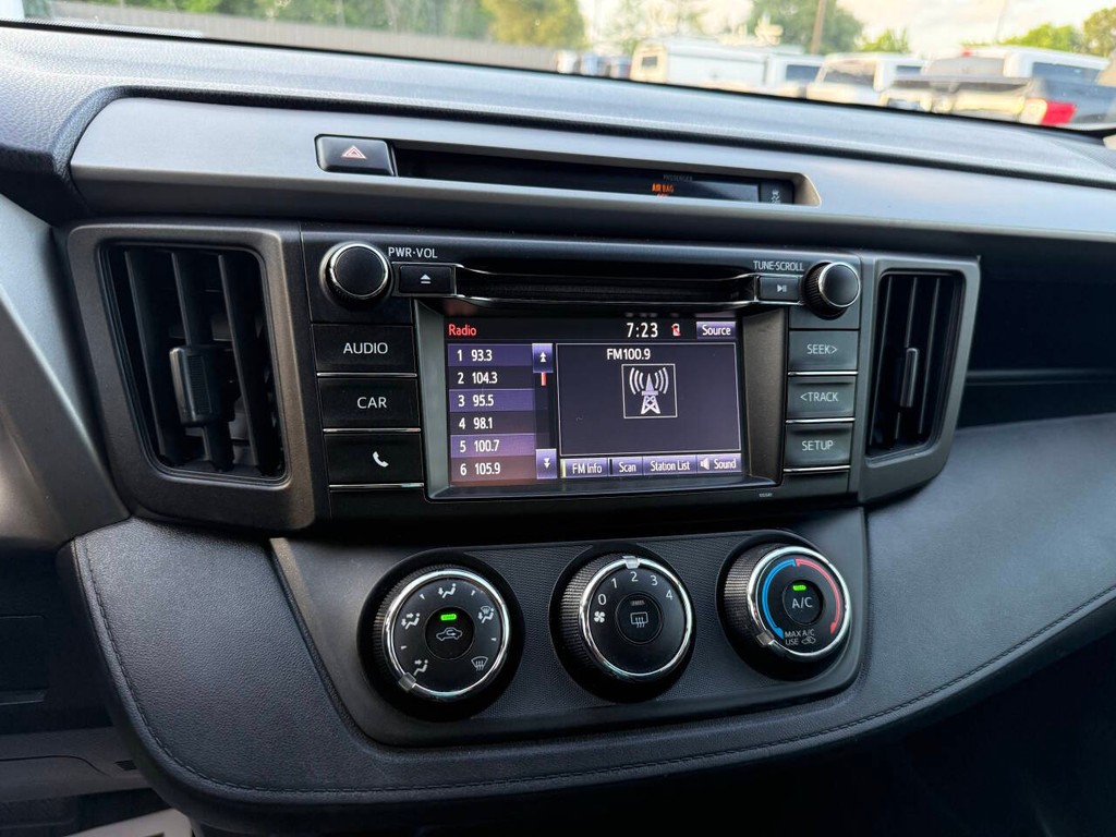 Toyota RAV4 Vehicle Full-screen Gallery Image 24