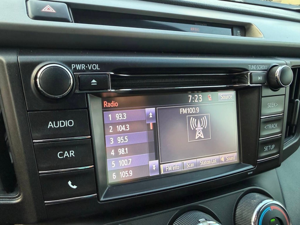 Toyota RAV4 Vehicle Full-screen Gallery Image 25