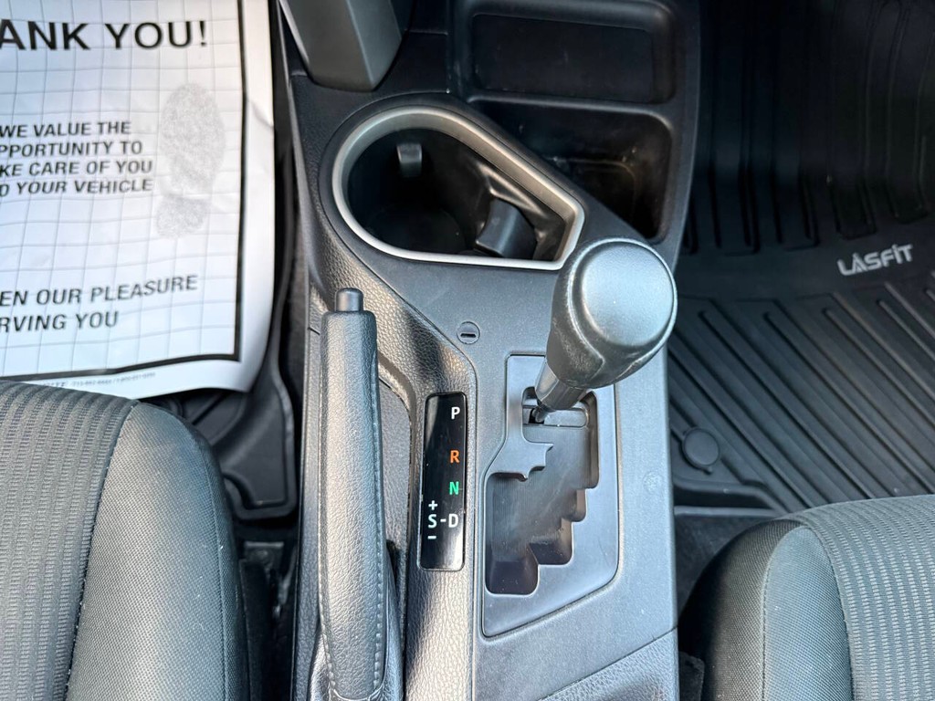 Toyota RAV4 Vehicle Full-screen Gallery Image 28