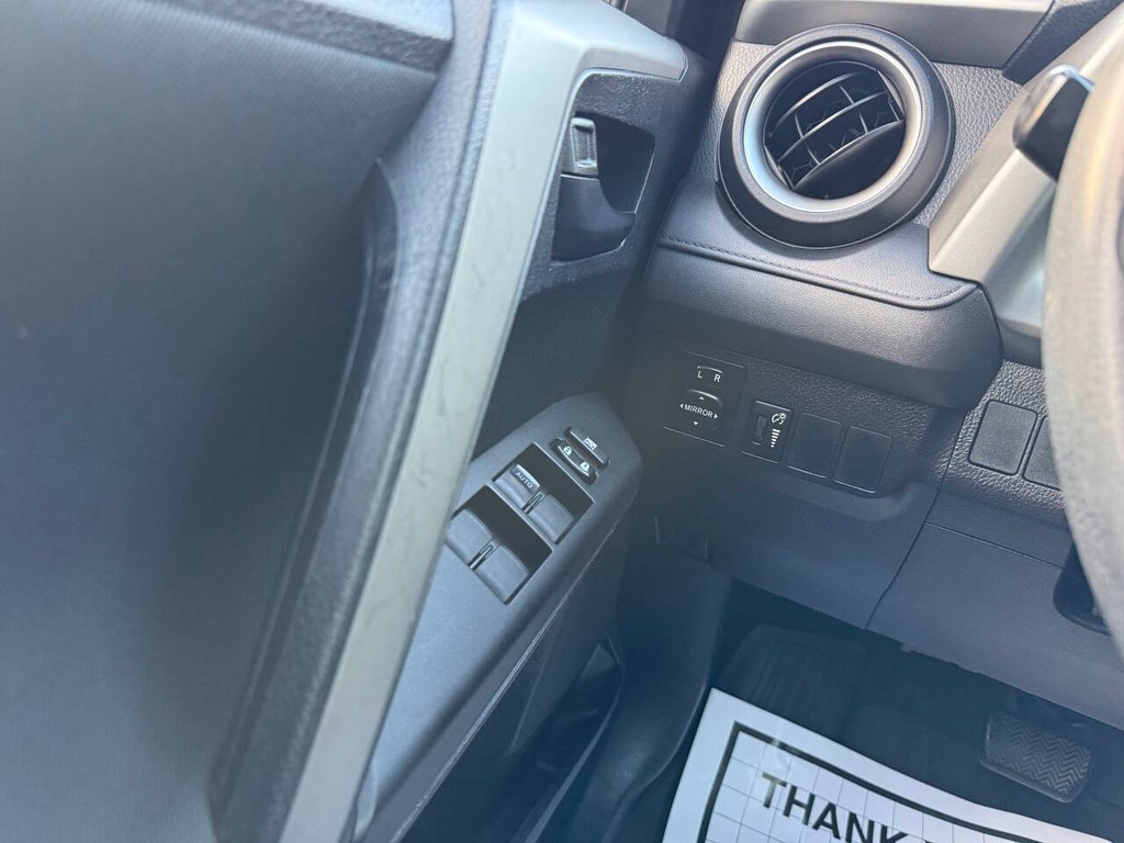 Toyota RAV4 Vehicle Full-screen Gallery Image 30