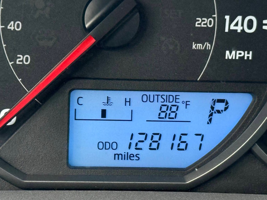 Toyota RAV4 Vehicle Full-screen Gallery Image 32