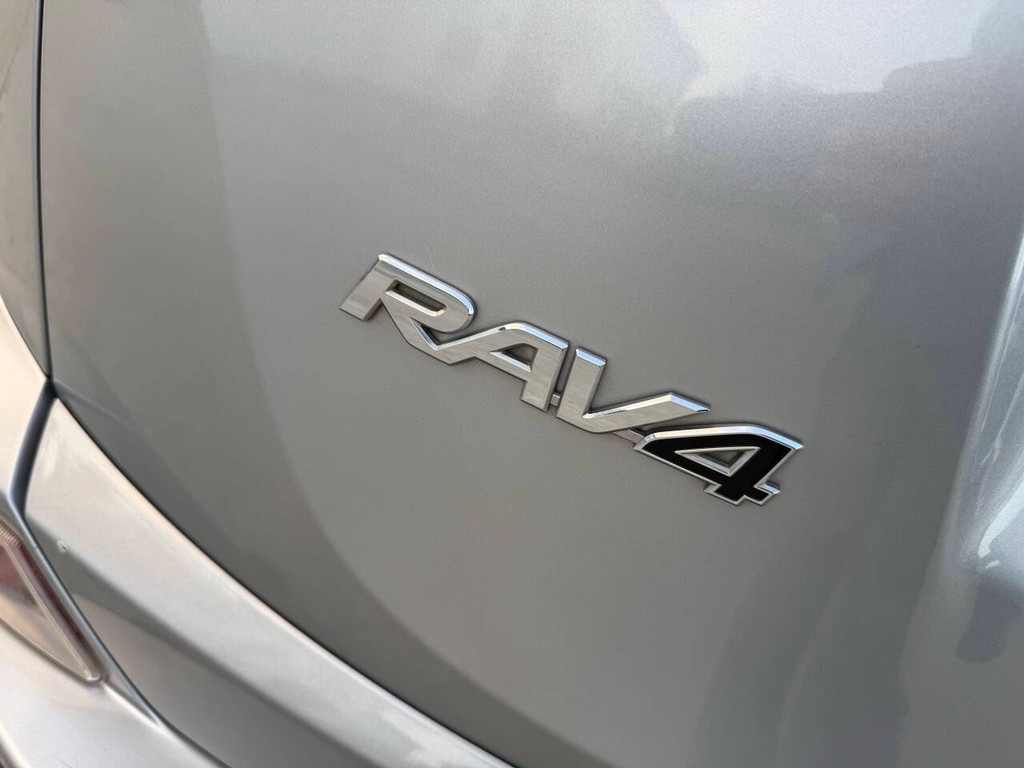 Toyota RAV4 Vehicle Full-screen Gallery Image 36