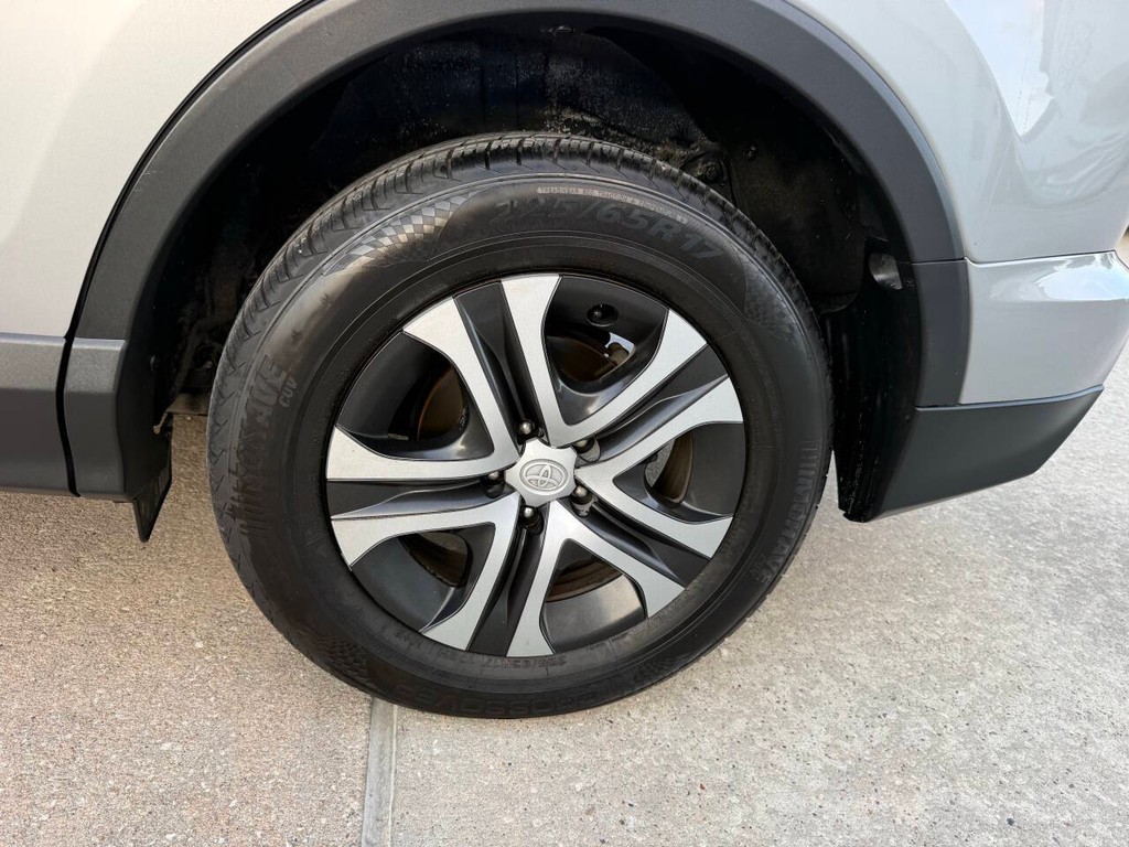 Toyota RAV4 Vehicle Full-screen Gallery Image 37