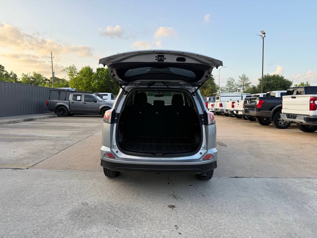 Toyota RAV4 Vehicle Full-screen Gallery Image 38