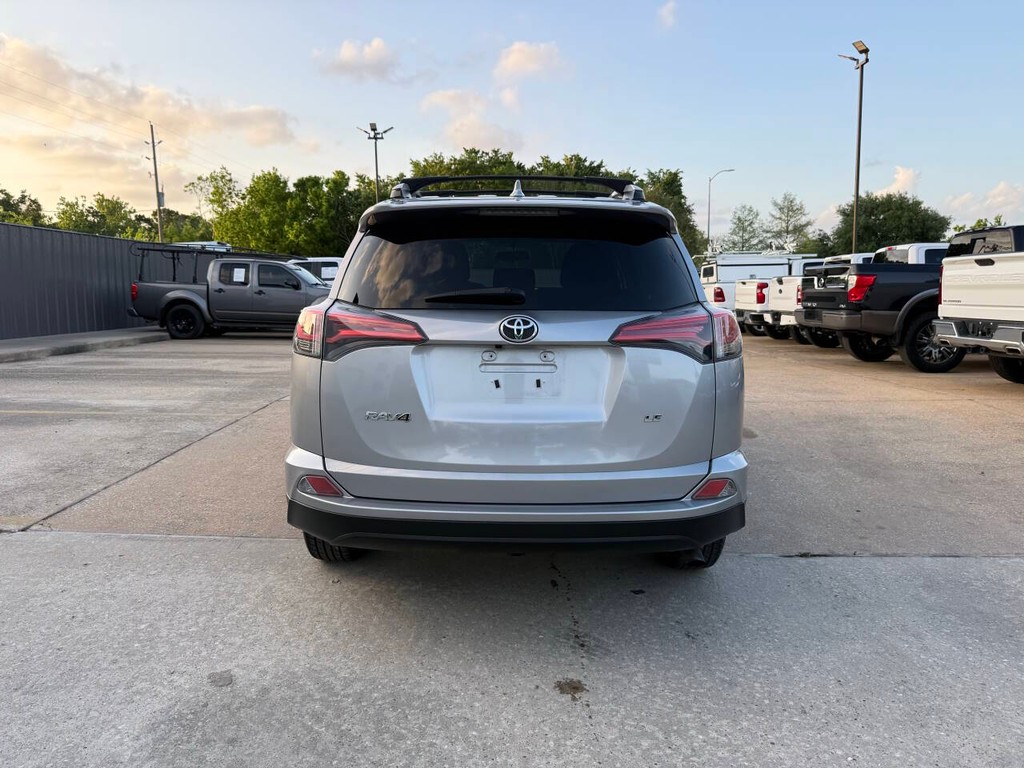 Toyota RAV4 Vehicle Full-screen Gallery Image 39