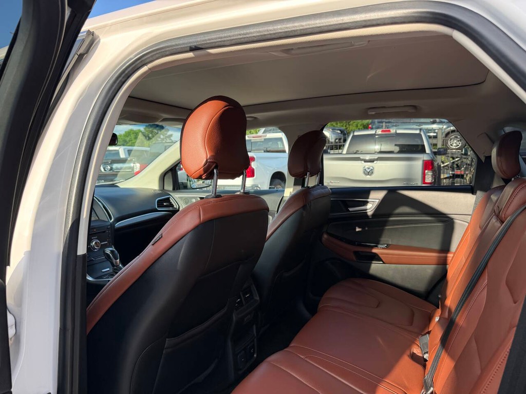 Ford Edge Vehicle Full-screen Gallery Image 12