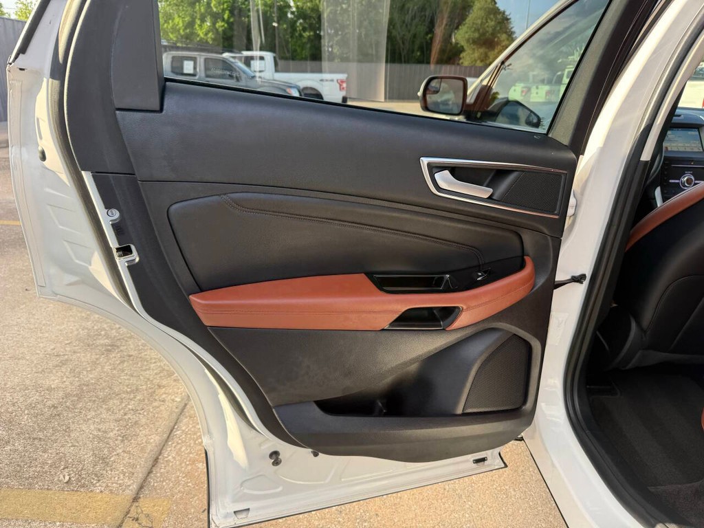 Ford Edge Vehicle Full-screen Gallery Image 14