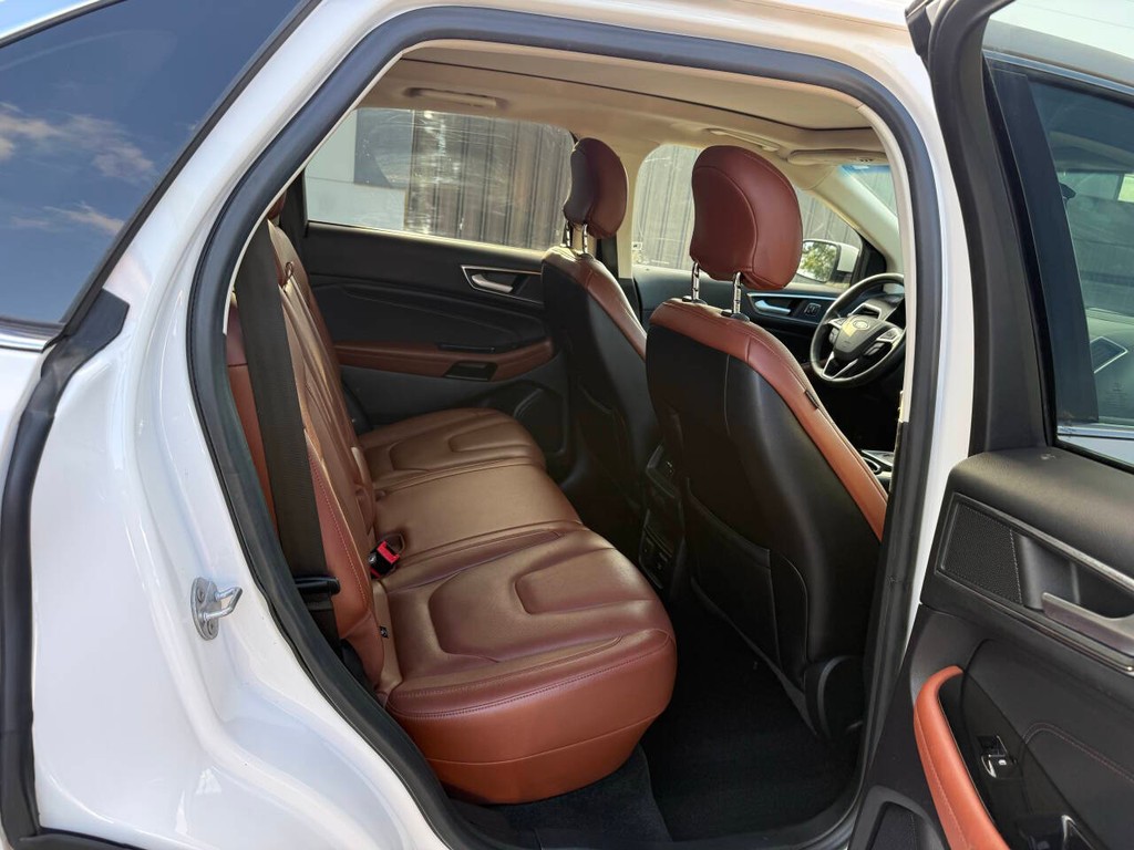 Ford Edge Vehicle Full-screen Gallery Image 15