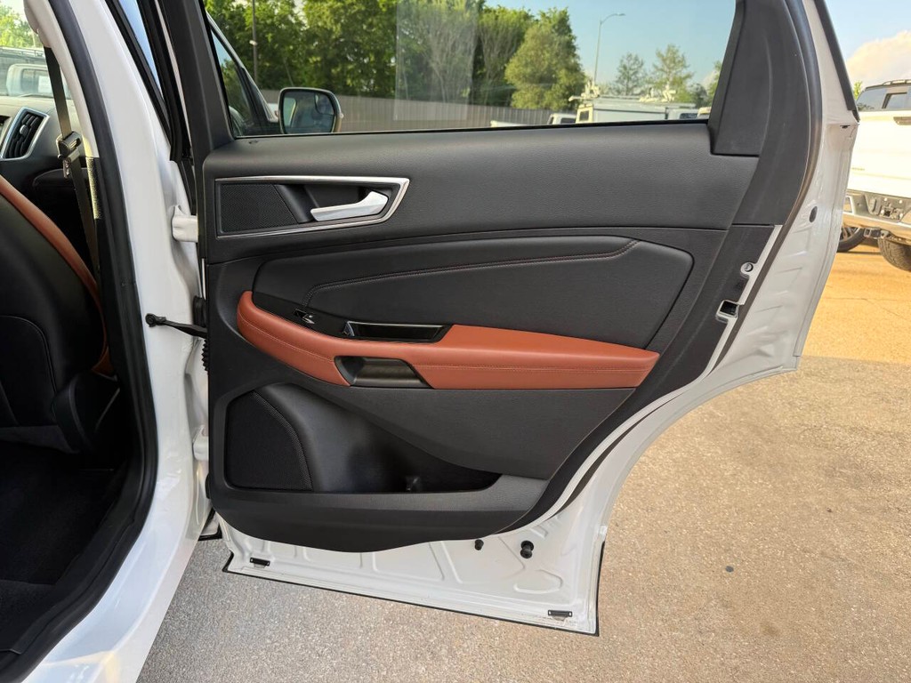 Ford Edge Vehicle Full-screen Gallery Image 16