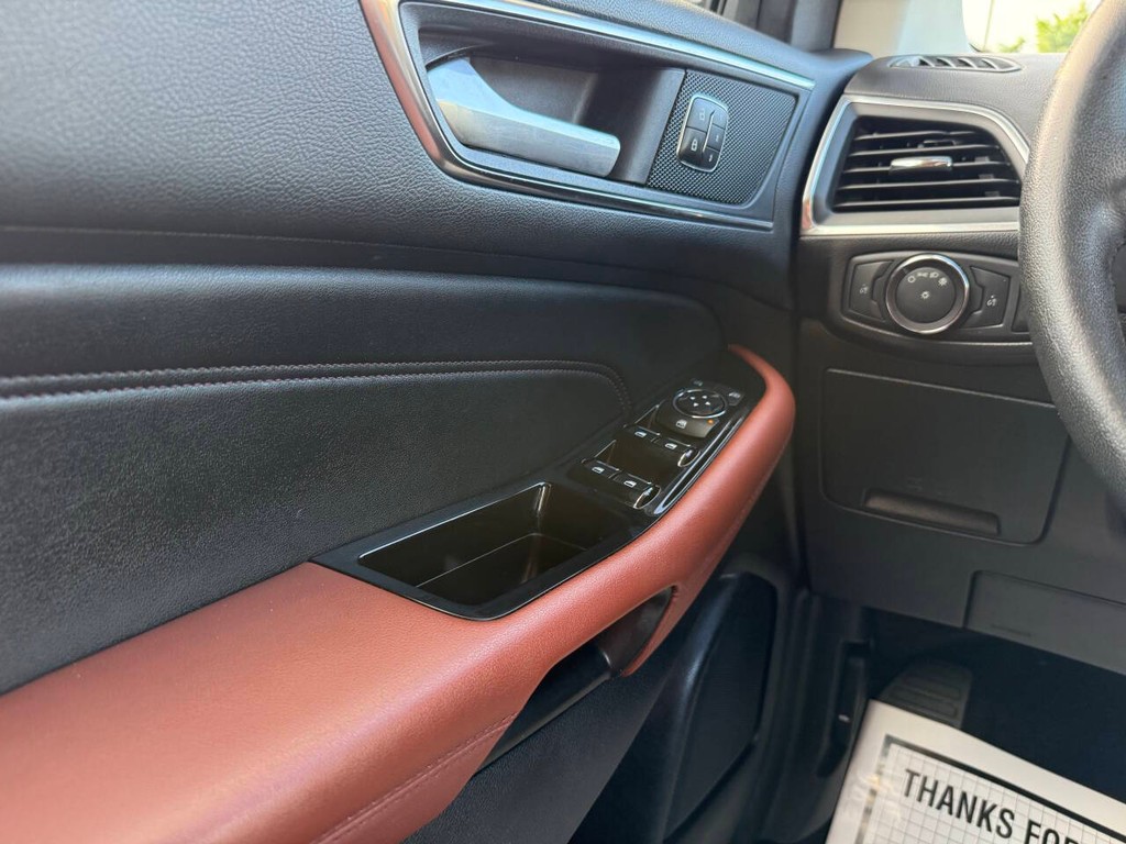 Ford Edge Vehicle Full-screen Gallery Image 32