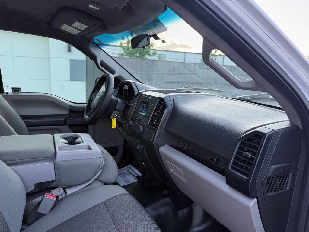 Ford F-150 Vehicle Full-screen Gallery Image 09