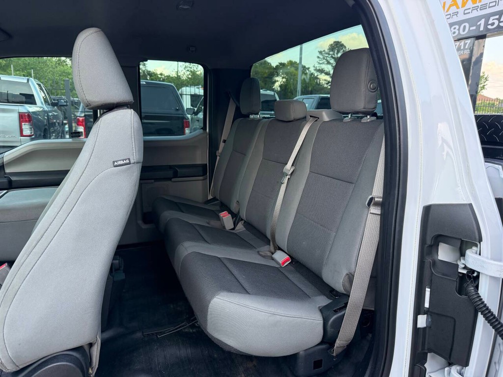 Ford F-150 Vehicle Full-screen Gallery Image 12