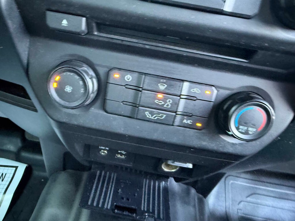 Ford F-150 Vehicle Full-screen Gallery Image 24